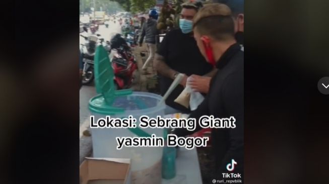 Potret Ruri Repvblik jualan es kelapa kurma (TikTok/@ruri_repvblik)