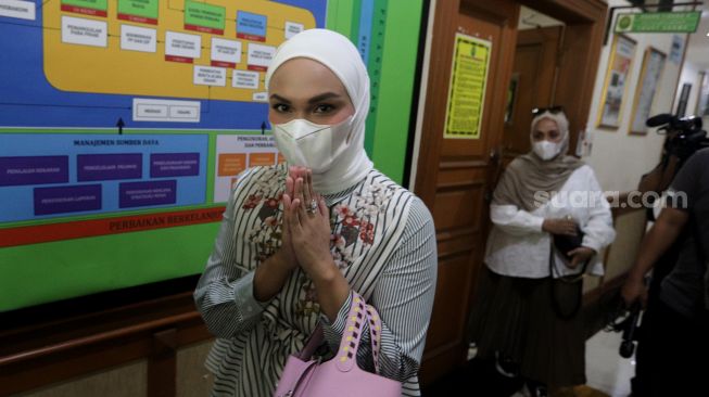 Menantu Amien Rais, Futri Zulya Savitri ditemui di sela menghadiri sidang cerai di Pengadilan Agama Jakarta Selatan, Rabu (6/4/2022). [Suara.com/Angga Budhiyanto]