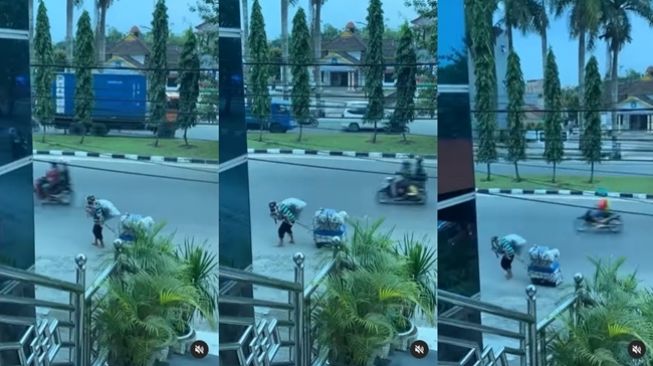 Nyesek! Pemulung Terekam Susah Payah Seret Barang Sambil Gendong Anak, Justru Tuai Perdebatan Publik