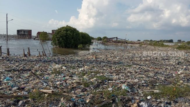 Warga Kampung Nelayan Tambakrejo Keluhkan Tumpukan Sampah Plastik