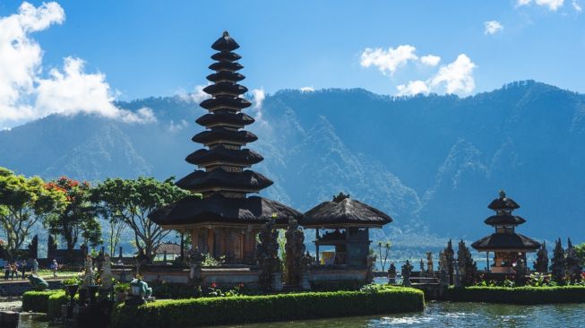 Kenapa Sih Turis Asing Suka Berfoto Bugil di Tempat Suci di Bali?