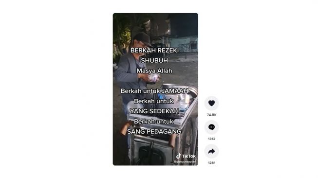 Sedekah subuh tukang bubur kacang ijo. [TikTok]