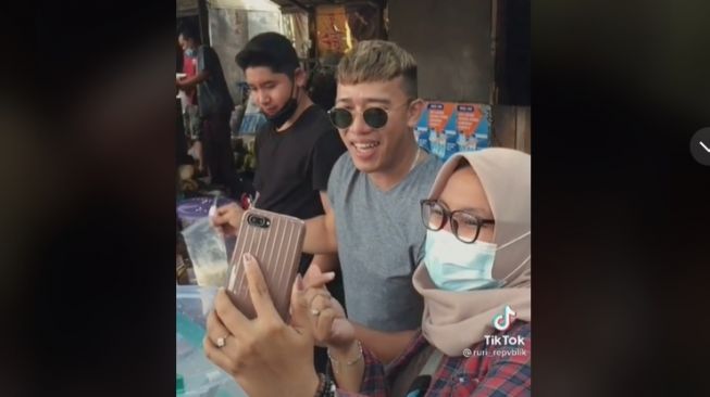 Potret Ruri Repvblik jualan es kelapa kurma (TikTok/@ruri_repvblik)