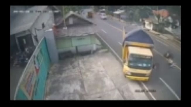 Viral Rekaman CCTV Truk Tabrak Sepeda Motor yang Tiba-tiba Motong Jalan di Lumajang