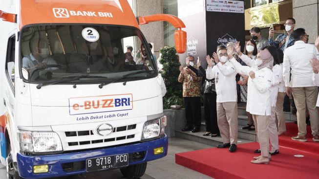 Bank Indonesia (BI) dan PT Bank Rakyat Indonesia (Persero) Tbk melakukan kolaborasi dalam pelayanan penukaran uang rupiah di Jakarta selama bulan suci Ramadan 1443 H, Rabu (6/4). [Suara.com/Istimewa]
