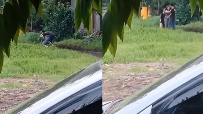 Viral Sejoli Berantem Hebat sampai 'Smackdown' di Pinggir Jalan, Ibu-ibu Cuek Lewat Auto Curi Fokus