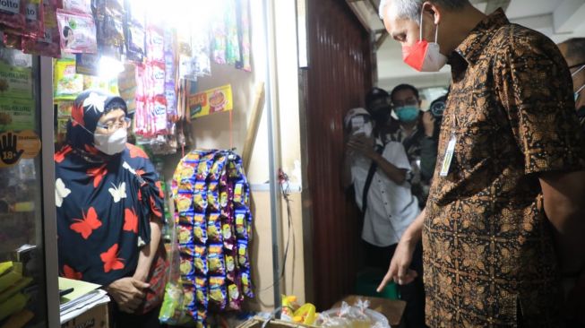 Ganjar Temukan Minyak Goreng di Pasar Muntilan Lebih Murah dari Semarang, Pedagang Lihatkan Bukti Nota Distributor