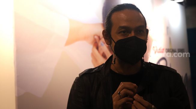 Pemain Original Series "Pulang" Dwi Sasono memberikan keterangan kepada awak media usai acara Press Conference & Exclusive Premier di CGV Cinemas Pacific Place, Jakarta, Rabu (6/4/2022). [Suara.com/Angga Budhiyanto]