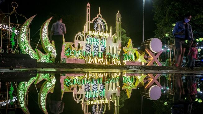 Warga berfoto dengan latar belakang instalasi lampion bertema Ramadhan di kawasan Balai Kota, Solo, Jawa Tengah, Selasa (5/4/2022). ANTARA FOTO/Mohammad Ayudha
