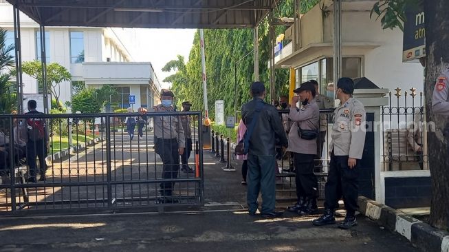 Polisi berjaga jelang vonis Munarman di PN Jakarta Timur, Rabu (6/4/2022). (Suara.com/Arga)