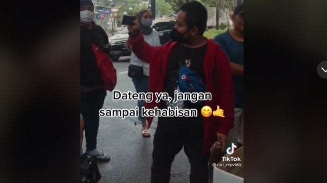 Potret Ruri Repvblik jualan es kelapa kurma (TikTok/@ruri_repvblik)