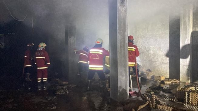 Ditinggal Tarawih, Gudang Cangkang Telur di Tangsel Terbakar, Diduga Akibat Petasan