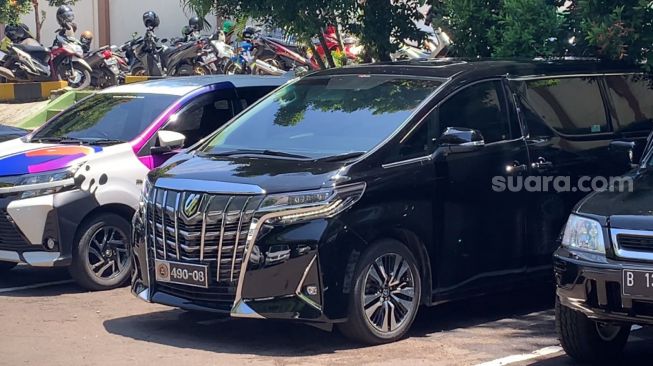 Mobil yang ditumpangi menantu Amien Rais, Futri Zulya Savitri saat hadiri sidang cerai di Pengadilan Agama Jakarta Selatan [Suara.com/Adiyoga Priyambodo]