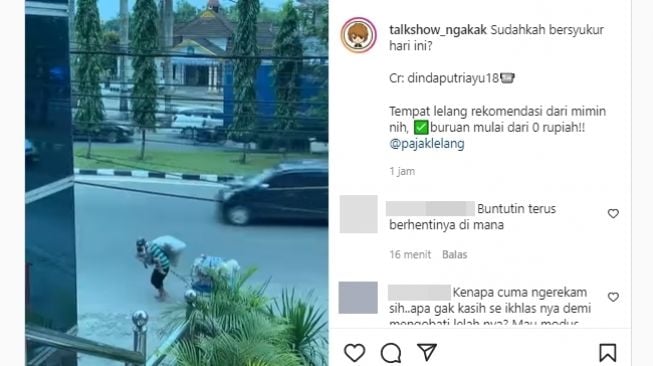 Pemulung terekam susah payah menyeret barang sambil menggendong anak, tuai perdebatan warganet. (Instagram/@talkshow_ngakak)