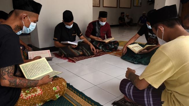 Sejumlah warga binaan mengikuti kegiatan Pesantren Ramadhan di Rumah Tahanan (Rutan) Kelas II B Serang, di Banten, Selasa (5/4/2022). ANTARA FOTO/Asep Fathulrahman