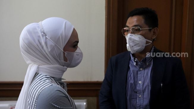 Menantu Amien Rais, Futri Zulya Savitri (kiri) ditemui di sela menghadiri sidang cerai di Pengadilan Agama Jakarta Selatan, Rabu (6/4/2022). [Suara.com/Angga Budhiyanto]