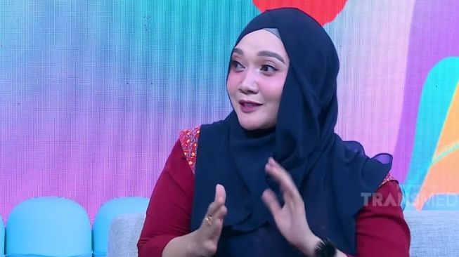 Penyanyi religi Sulis. [YouTube Trans TV]