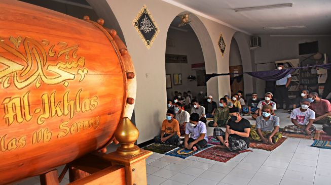 Sejumlah warga binaan mengikuti kegiatan Pesantren Ramadhan di Rumah Tahanan (Rutan) Kelas II B Serang, di Banten, Selasa (5/4/2022). ANTARA FOTO/Asep Fathulrahman