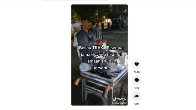 Sedekah subuh tukang bubur kacang ijo. [TikTok]