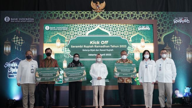 Bank Indonesia (BI) dan PT Bank Rakyat Indonesia (Persero) Tbk melakukan kolaborasi dalam pelayanan penukaran uang rupiah di Jakarta selama bulan suci Ramadan 1443 H, Rabu (6/4). [Suara.com/Istimewa]
