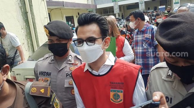 Ahmad Sahroni dan Adam Deni Berjabat Tangan Saling Memaafkan di Depan Hakim