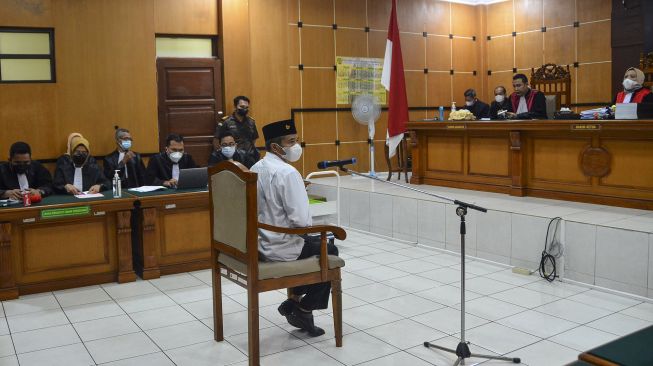 Terdakwa Youtuber M Kece saat menjalani sidang vonis dugaan kasus penistaan agama di Pengadilan Negeri (PN) Ciamis Kelas I B, Kabupaten Ciamis, Jawa Barat, Rabu (6/4/2022). ANTARA FOTO/Adeng Bustomi