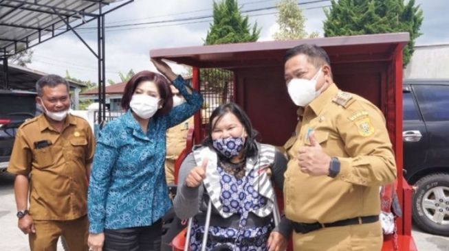 Penyandang Disabilitas Ini Dapat Kendaraan Roda Tiga dari Bupati