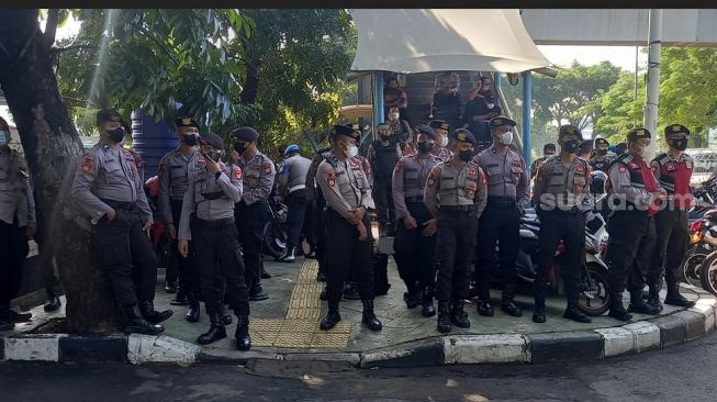 Sejumlah aparat kepolisian berjaga jelang sidang vonis Munarman di PN Jakarta Timur, Rabu (6/4/2022). (Suara.com/Arga)