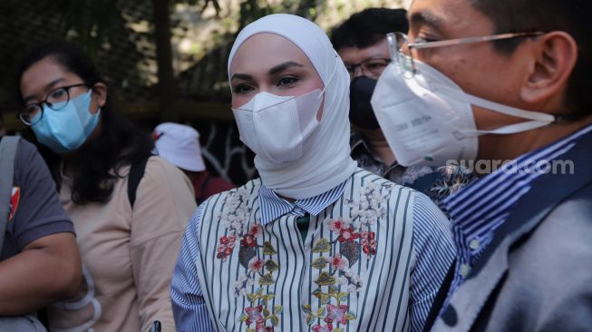 Menantu Amien Rais, Futri Zulya Savitri (tengah) memberikan keterangan kepada awak media usai menghadiri sidang cerai di Pengadilan Agama Jakarta Selatan, Rabu (6/4/2022). [Suara.com/Angga Budhiyanto]