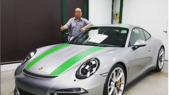 Crazy Rich Chin Jit Pying bersama Porsche 911 (Instagram)