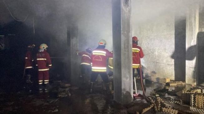 Gudang Cangkang Telur di Tangsel Terbakar, Kejadian Saat Warga Sedang Tarawih