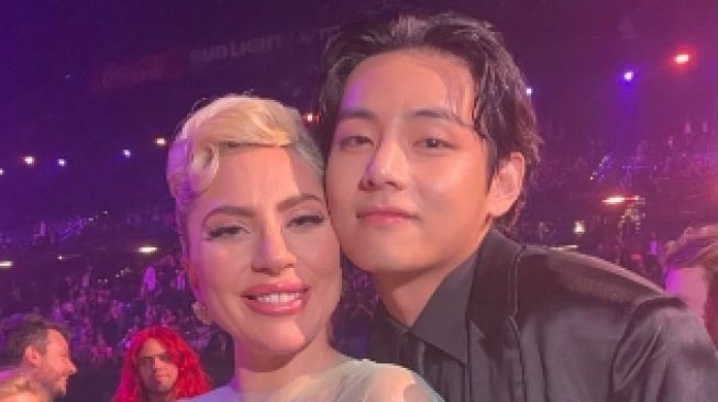 Unggah Foto di Instagram, V BTS dan Lady Gaga Tunjukkan Kedekatan