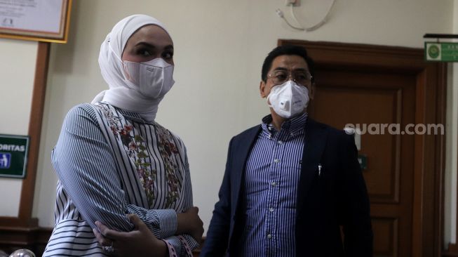 Menantu Amien Rais, Futri Zulya Savitri (kiri) ditemui di sela menghadiri sidang cerai di Pengadilan Agama Jakarta Selatan, Rabu (6/4/2022). [Suara.com/Angga Budhiyanto]