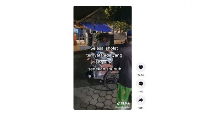 Sedekah subuh tukang bubur kacang ijo. [TikTok]