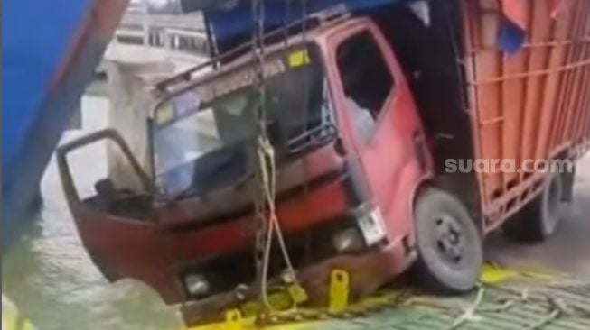 Mencekam! Video Detik-detik Truk Sembako Jatuh dan Tenggelam di Laut Aceh