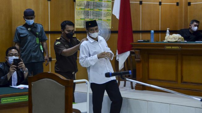 Terdakwa Youtuber M Kece saat menjalani sidang vonis dugaan kasus penistaan agama di Pengadilan Negeri (PN) Ciamis Kelas I B, Kabupaten Ciamis, Jawa Barat, Rabu (6/4/2022). ANTARA FOTO/Adeng Bustomi