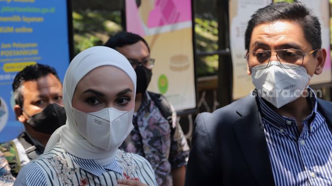 Menantu Amien Rais, Futri Zulya Savitri (kiri) memberikan keterangan kepada awak media usai menghadiri sidang cerai di Pengadilan Agama Jakarta Selatan, Rabu (6/4/2022). [Suara.com/Angga Budhiyanto]