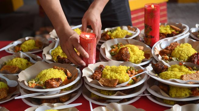 Panitia menyiapkan makanan berbuka puasa di Vihara Dharma Bakti, Petak Sembilan, Jakarta, Rabu (6/4/2022). ANTARA FOTO/Wahyu Putro 
