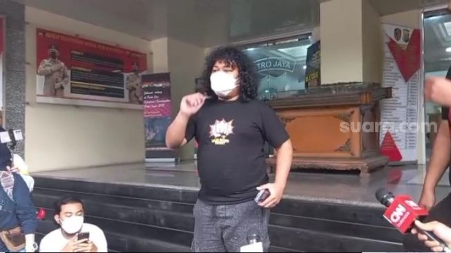 Marshel Widianto memberikan keterangan pers usai diperiksa penyidik Polda Metro Jaya dalam kasus video porno Dea OnlyFans, Kamis (7/4/2022). [Adiyoga Priyambodo/Suara.com]