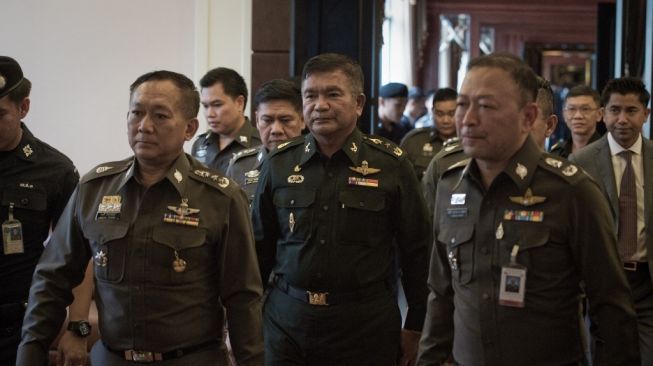 Letnan Jenderal Manas Kongpan (tengah) ditangkap terlibat kasus perdagangan manusia di Thailand. (Foto: AFP)