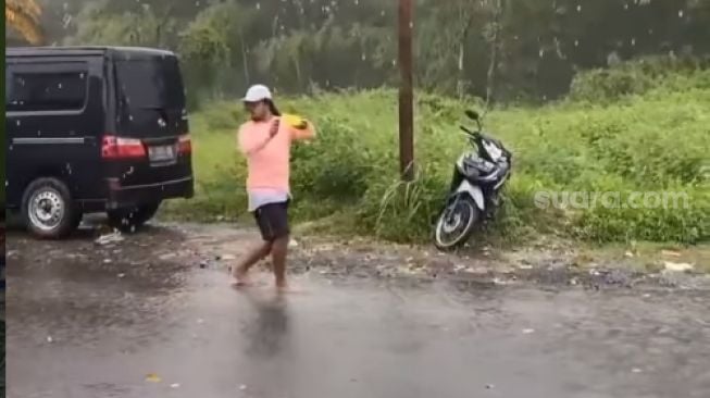 Orang Ini Dikira Lagi Ritual seperti Rara Pawang Hujan, Endingnya Bikin Syok!