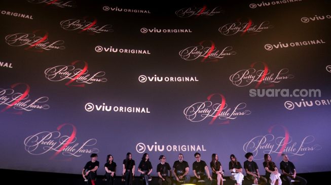 Para pemain Pretty Little Liars ditemui saat VIU Press Conference & Pre-Screening di CGV Grand Indonesia, Jakarta, Kamis (7/4/2022). [Suara.com/Angga Budhiyanto]