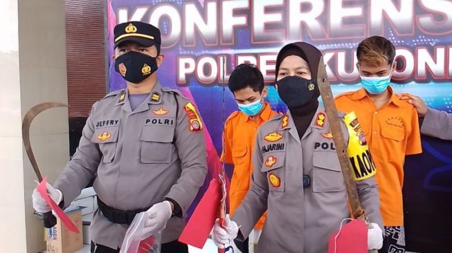 Dua Pemuda di Panjatan Diamankan Polisi Usai Kedapatan Bawa Senjata Tajam, Akui Kerap Dipakai Tawuran