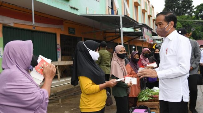 Langsung Dirasakan Masyarakat, Program Jokowi Terkait Bantuan Sembako Hingga BLT Diharapkan untuk Dilanjutkan