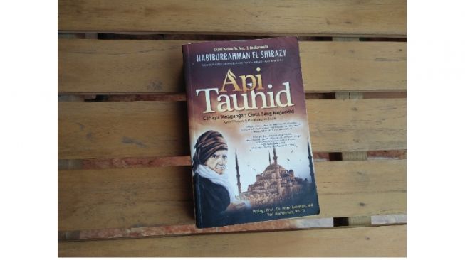 Menghidupkan Kembali Api Tauhid dari Buku Habiburrahman El Shirazy