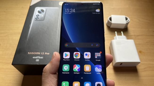 Harga Xiaomi 12 Pro, yang digunakan tiba di area Indonesia Kamis (7/4/2022), mulai Rupiah 13 juta. [Suara.com/Dicky Prastya]