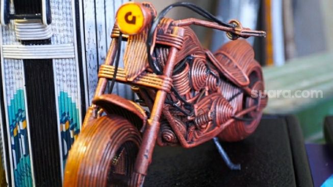 Miniatur Sepeda Motor Harley Davidson Berbahan Koran Karya Seni Shober (Suara.com/Ferry Bangkit)