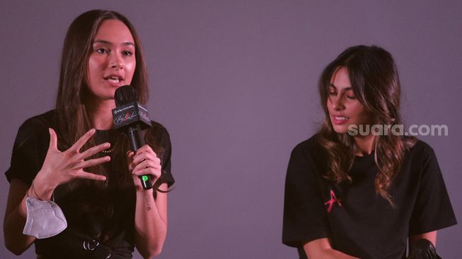 Pemain Pretty Little Liars Caitlin Halderman (kiri) memberikan keterangan saat VIU Press Conference & Pre-Screening di CGV Grand Indonesia, Jakarta, Kamis (7/4/2022). [Suara.com/Angga Budhiyanto]