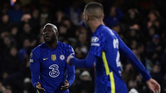 Striker Chelsea asal Belgia Romelu Lukaku bereaksi setelah gagal mencetak gol pada pertandingan leg pertama perempat final Liga Champions antara Chelsea vs Real Madrid di stadion Stamford Bridge, London, pada 6 April 2022.JAVIER SORIANO / AFP.