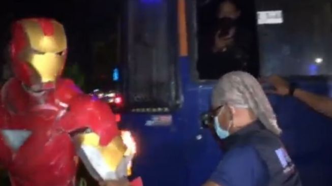 Dikejar-kejar di Cipinang, Satpol PP Kewalahan Tangkap "Iron Man" hingga Nyaris Jatuh